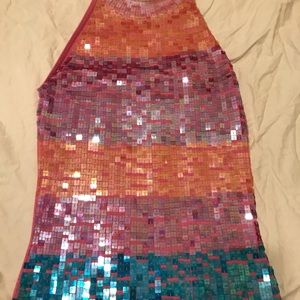 Cache multicolored sequin top.